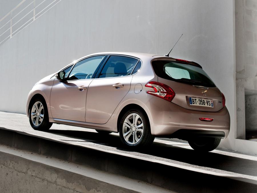  Peugeot 208 5-Door 2012 года  (фото 58 из 73)